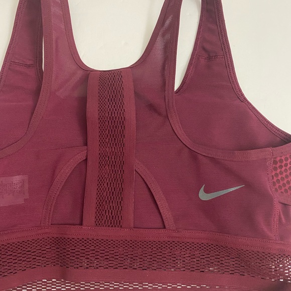 Nike Swoosh Ultrabreathe Sports Bra - Picture 6 of 6